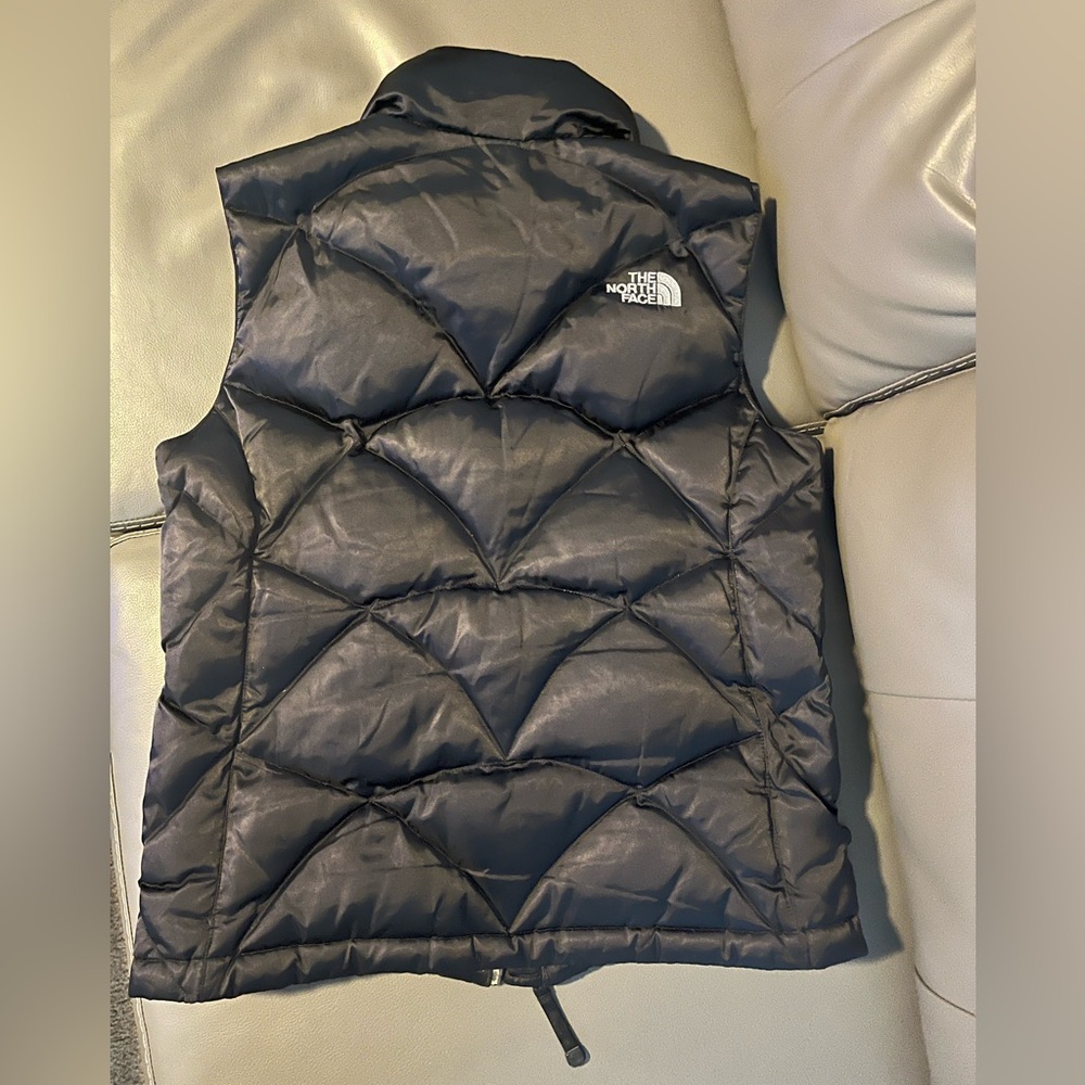 Women’s Northface Aconcagua 550 down vest. The Old style. - Picture 2 of 7